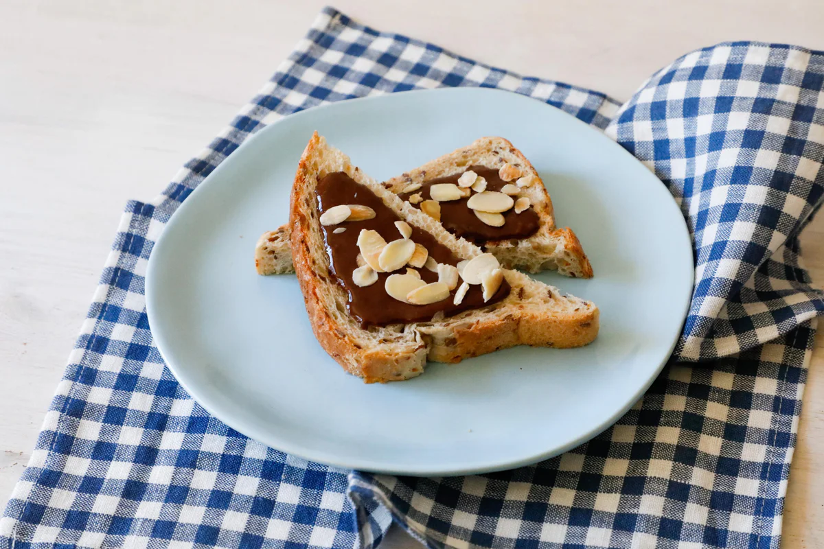 crema-mandorle-cacao-con-pane-semi-misti