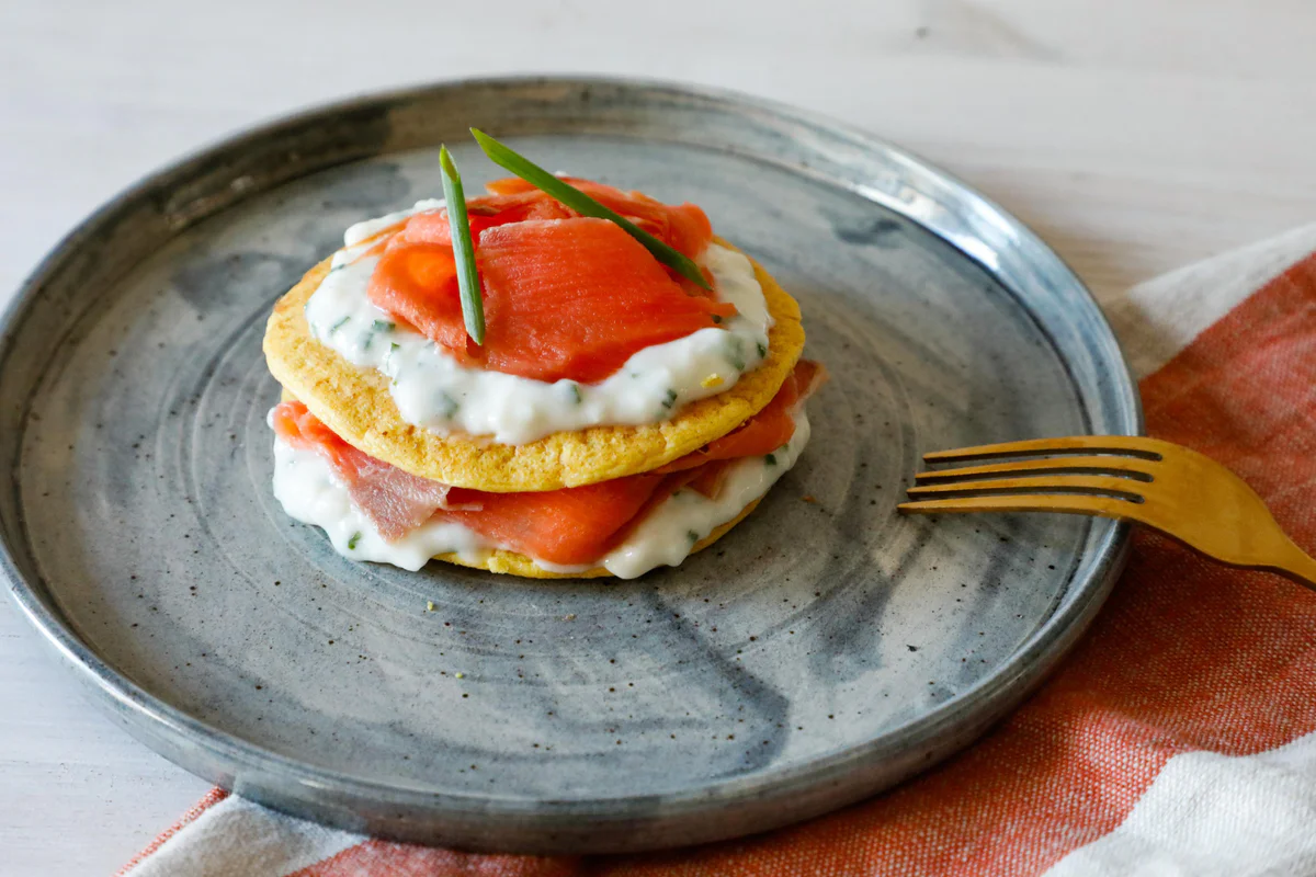 pancake-di-lenticchie-con-crescenza-e-salmone