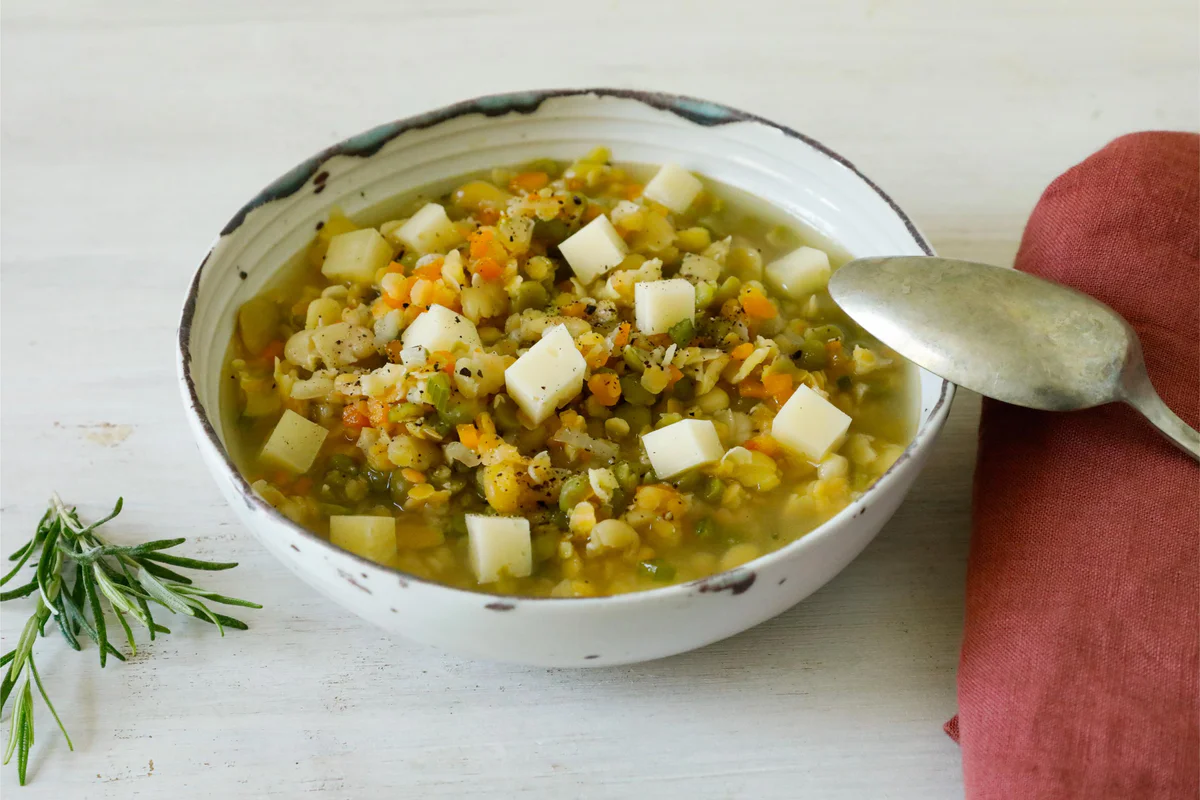 Zuppetta di legumi con dadolata di formaggio